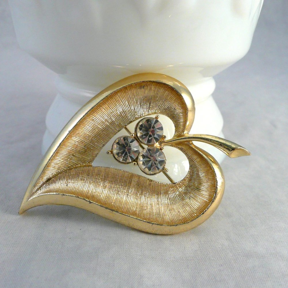 Vintage Large Clear Rhinestone Gold Tone Leaf Brooch Shawl Pin